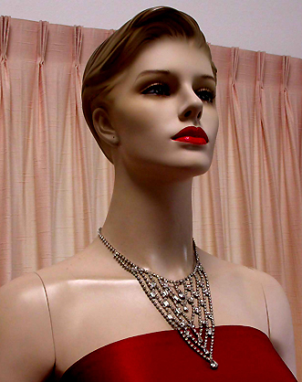 a beautiful vintage costume jewelry necklace unsigned