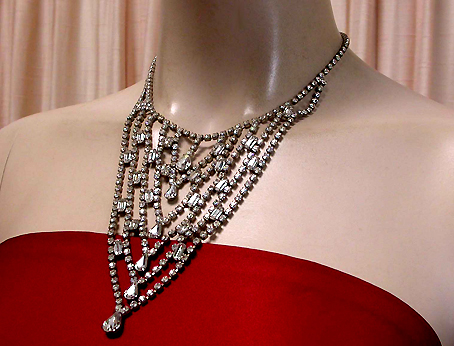 a beautiful vintage costume jewelry necklace unsigned