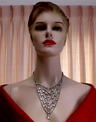 a beautiful vintage costume jewelry necklace unsigned
