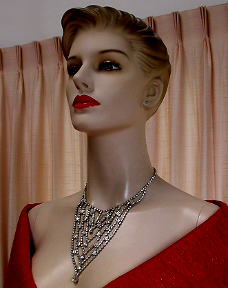 a beautiful vintage costume jewelry necklace unsigned