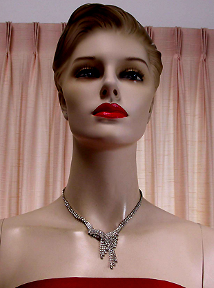 a beautiful vintage costume jewelry necklace unsigned
