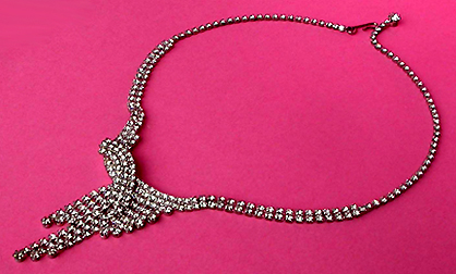 a beautiful vintage costume jewelry necklace unsigned