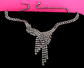 a beautiful vintage costume jewelry necklace unsigned