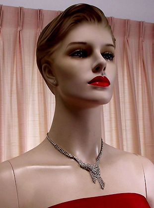 a beautiful vintage costume jewelry necklace unsigned