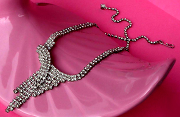 a beautiful vintage costume jewelry necklace unsigned