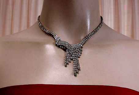 a beautiful vintage costume jewelry necklace unsigned