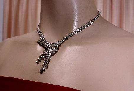 a beautiful vintage costume jewelry necklace unsigned