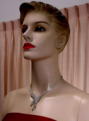 a beautiful vintage costume jewelry necklace unsigned