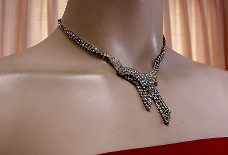 a beautiful vintage costume jewelry necklace unsigned