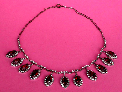 a beautiful vintage costume jewelry necklace unsigned