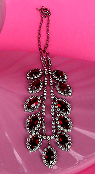 a beautiful vintage costume jewelry necklace unsigned