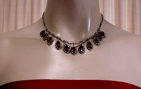 a beautiful vintage costume jewelry necklace unsigned