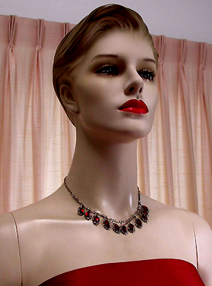 a beautiful vintage costume jewelry necklace unsigned