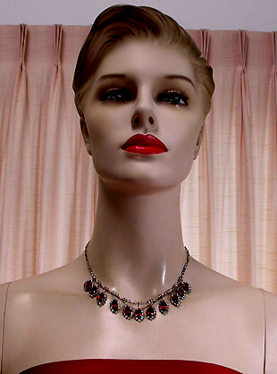 a beautiful vintage costume jewelry necklace unsigned