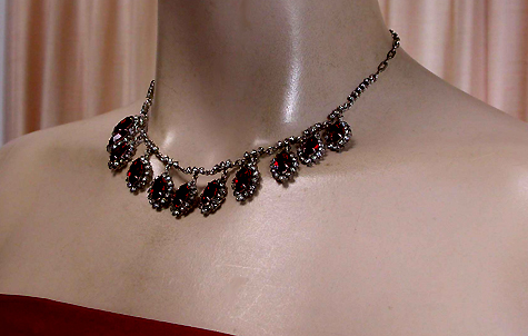 a beautiful vintage costume jewelry necklace unsigned