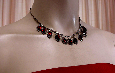 a beautiful vintage costume jewelry necklace unsigned