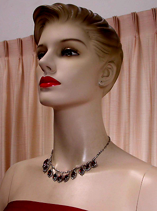a beautiful vintage costume jewelry necklace unsigned