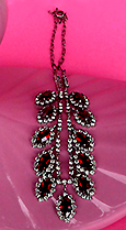a beautiful vintage costume jewelry necklace