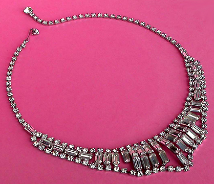 a beautiful vintage costume jewelry necklace unsigned