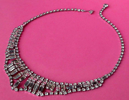 a beautiful vintage costume jewelry necklace unsigned