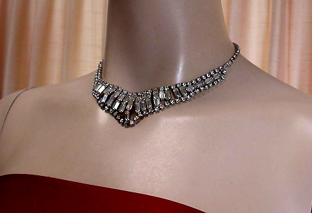 a beautiful vintage costume jewelry necklace unsigned