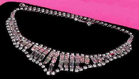a beautiful vintage costume jewelry necklace unsigned