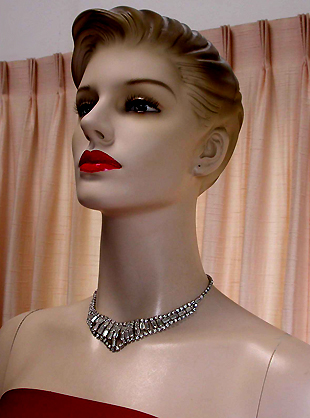 a beautiful vintage costume jewelry necklace unsigned