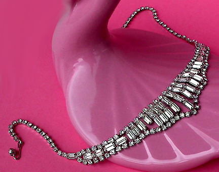 a beautiful vintage costume jewelry necklace unsigned