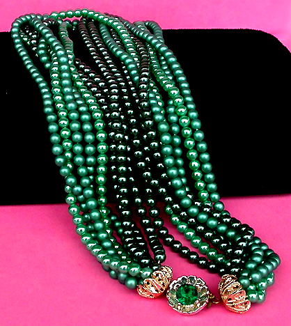 a beautiful vintage costume jewelry necklace unsigned
