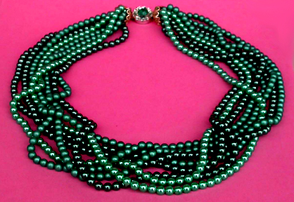 a beautiful vintage costume jewelry necklace unsigned