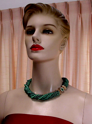 a beautiful vintage costume jewelry necklace unsigned