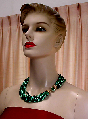 a beautiful vintage costume jewelry necklace unsigned