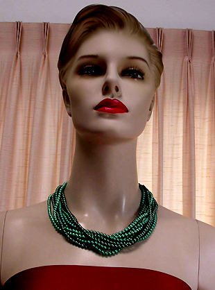 a beautiful vintage costume jewelry necklace unsigned
