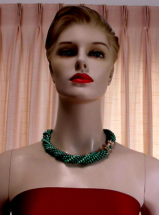 a beautiful vintage costume jewelry necklace unsigned