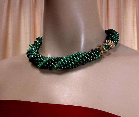 a beautiful vintage costume jewelry necklace unsigned