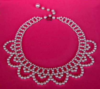 a beautiful vintage costume jewelry necklace unsigned