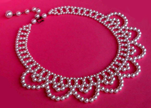 a beautiful vintage costume jewelry necklace unsigned