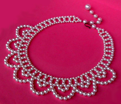 a beautiful vintage costume jewelry necklace unsigned