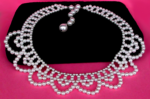 a beautiful vintage costume jewelry necklace unsigned
