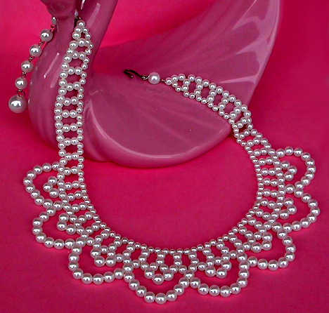 a beautiful vintage costume jewelry necklace unsigned