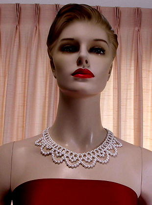 a beautiful vintage costume jewelry necklace unsigned
