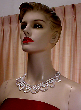 a beautiful vintage costume jewelry necklace unsigned