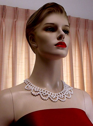 a beautiful vintage costume jewelry necklace unsigned