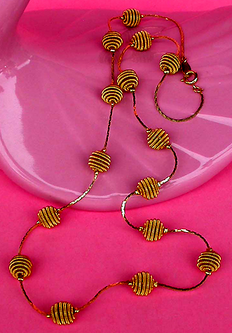 a beautiful vintage costume jewelry necklace unsigned
