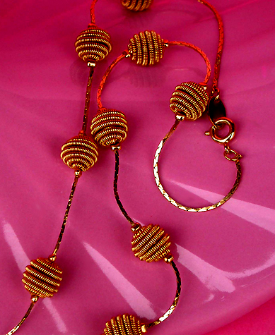 a beautiful vintage costume jewelry necklace unsigned