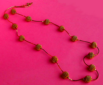 a beautiful vintage costume jewelry necklace unsigned