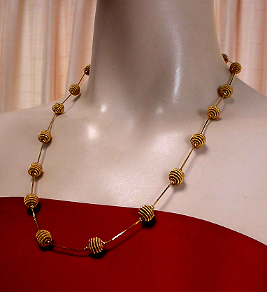 a beautiful vintage costume jewelry necklace unsigned