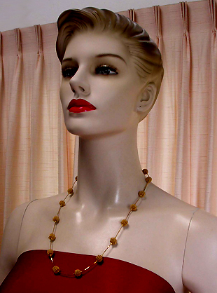a beautiful vintage costume jewelry necklace unsigned