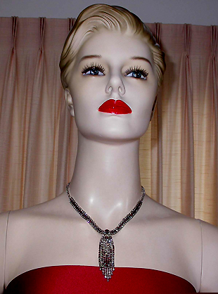 a beautiful vintage costume jewelry necklace unsigned
