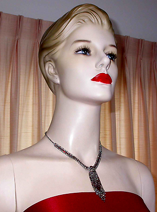 a beautiful vintage costume jewelry necklace unsigned